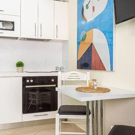 Stella's Stylish - 1min W Kitchen Apartment *