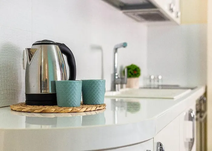 Stella's Stylish - 1min W Kitchen *