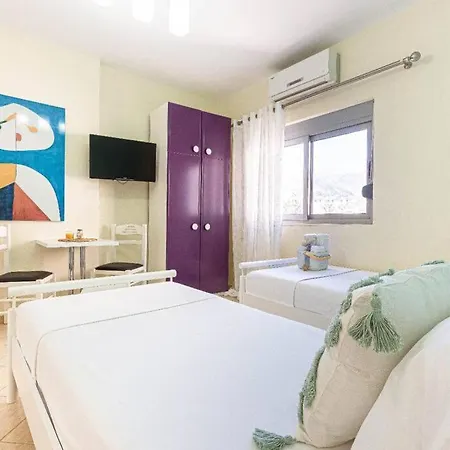 Stella's Stylish - 1min W Kitchen Appartement Himarë