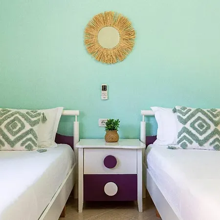 Stella's Stylish - 1min W Kitchen