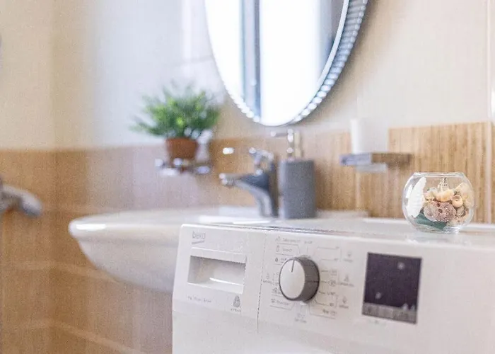 Stella's Stylish - 1min W Kitchen Apartment