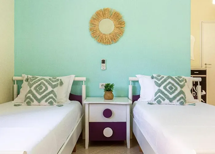 Stella's Stylish - 1min W Kitchen